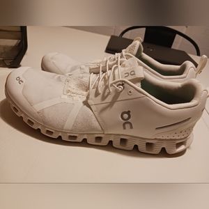 Men white ON Cloud sneakers size 11.5